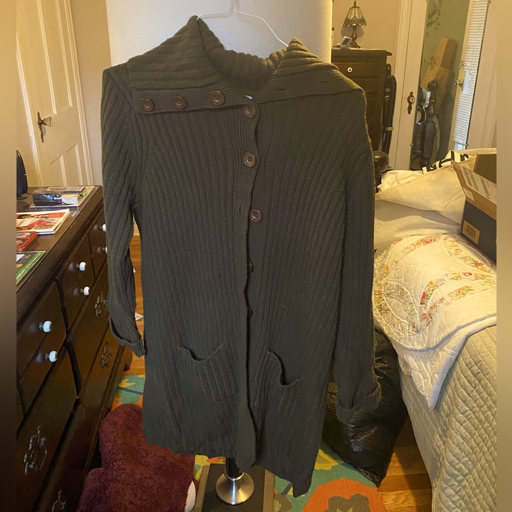 Wainscott dark green button up cardigan, 2 pockets in the front, no stains